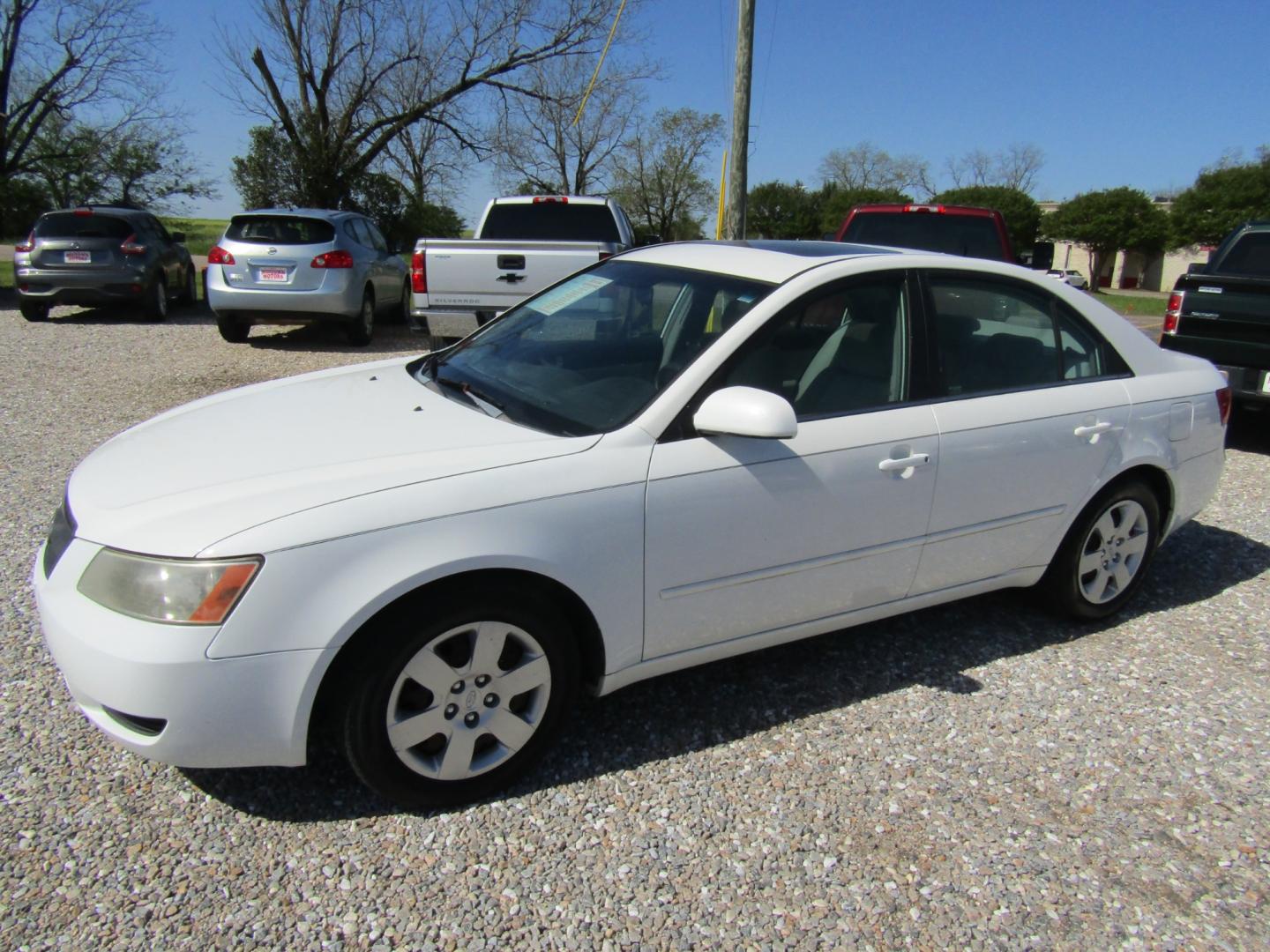 2008 White /Gray Hyundai Sonata (5NPET46F08H) , located at 15016 S Hwy 231, Midland City, AL, 36350, (334) 983-3001, 31.306210, -85.495277 - Photo#2